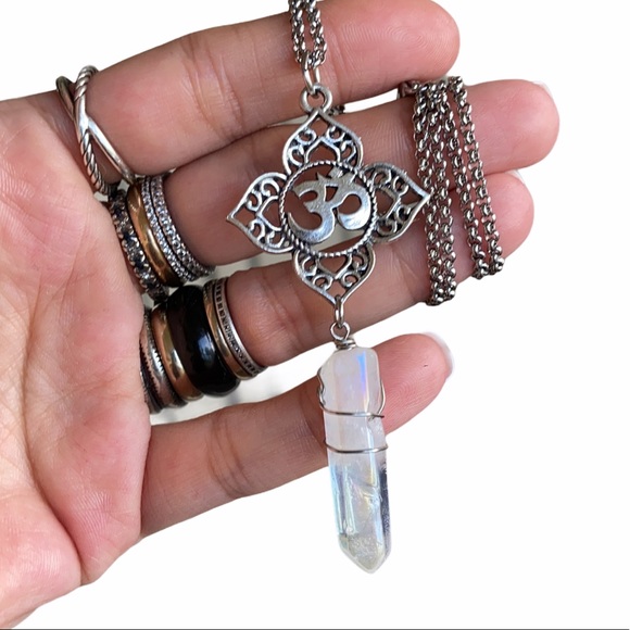 Om sign Mandala flower charm & aura crystal - Picture 6 of 13